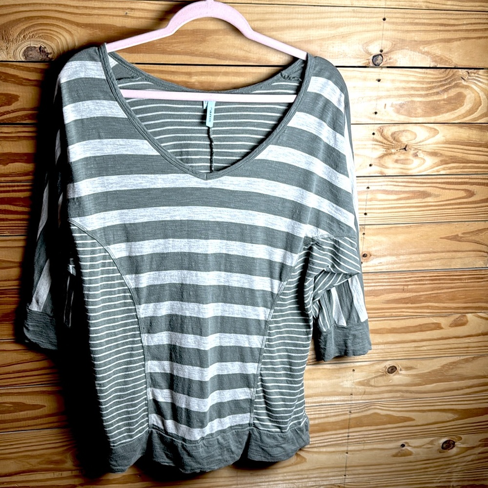 Maurice’s olive green and white scoop neck batwing 3/4 sleeve top large top